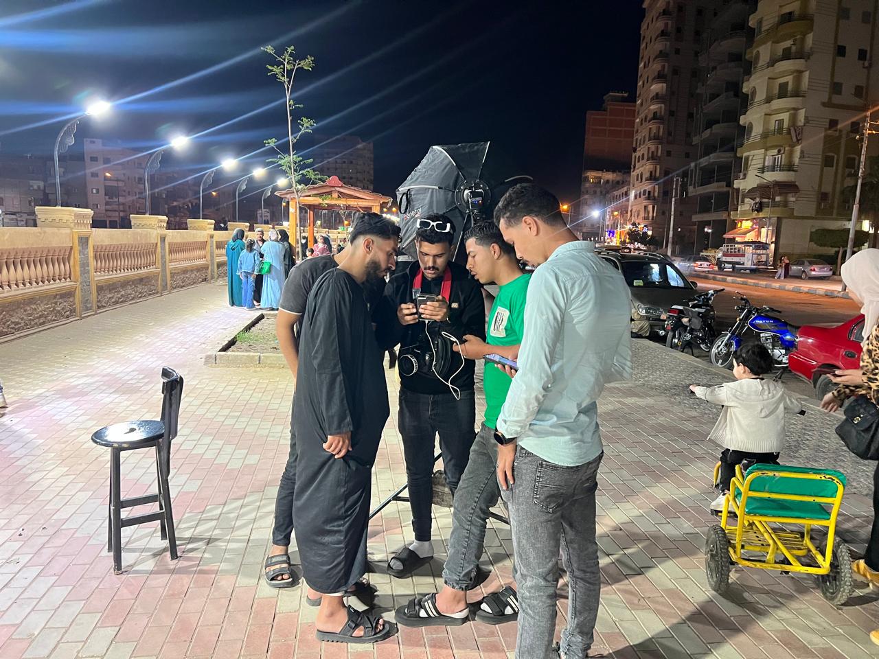 الشباب والتقاط الصور التذكارية الشباب والتقاط الصور التذكارية