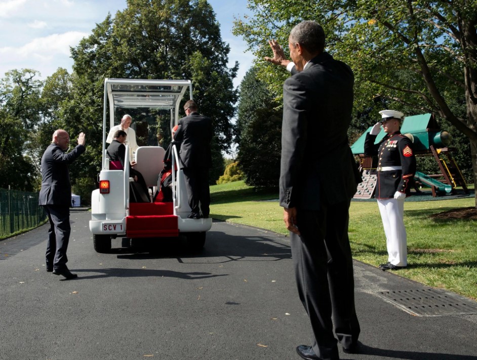 أوباما يودع البابا بعد زيارته البيت الابيض عام 2015 أوباما يودع البابا بعد زيارته البيت الابيض عام 2015