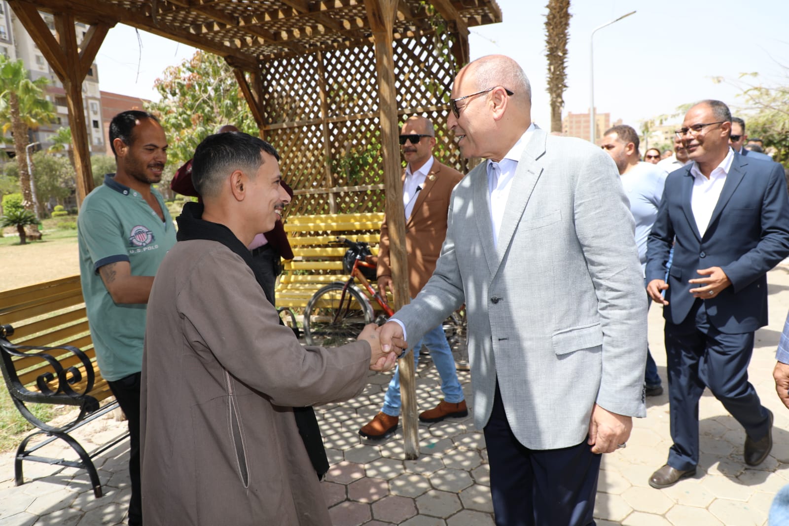 المحافظ يهنئ الزوار المحافظ يهنئ الزوار