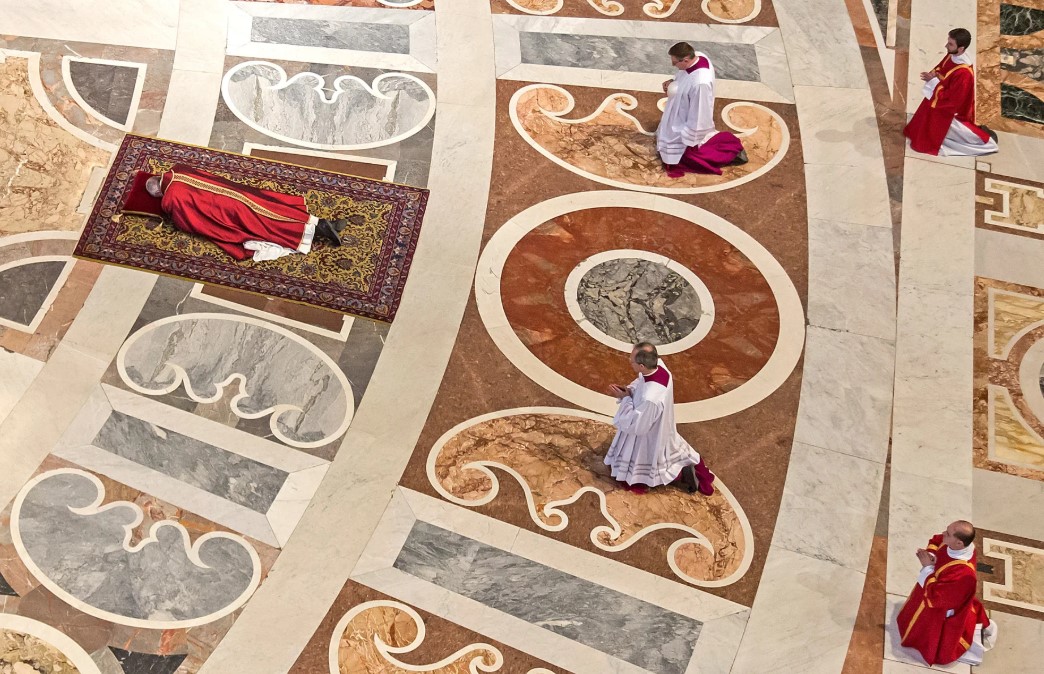 راقدا على الأرض خلال احتفال الجمعة العظيمة فى عام 2016 راقدا على الأرض خلال احتفال الجمعة العظيمة فى عام 2016