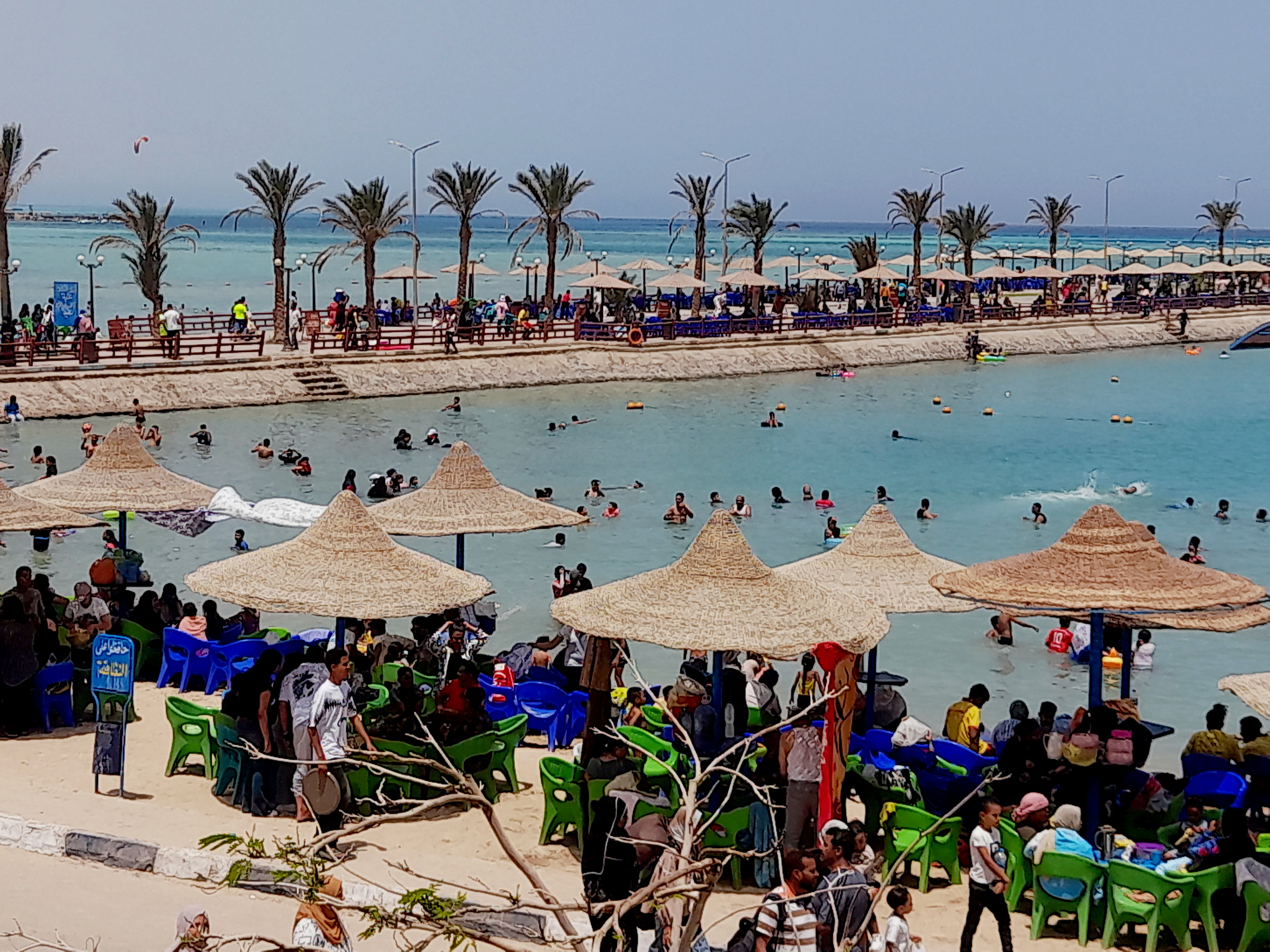 جانب من تواجد المواطنين على الشواطئ