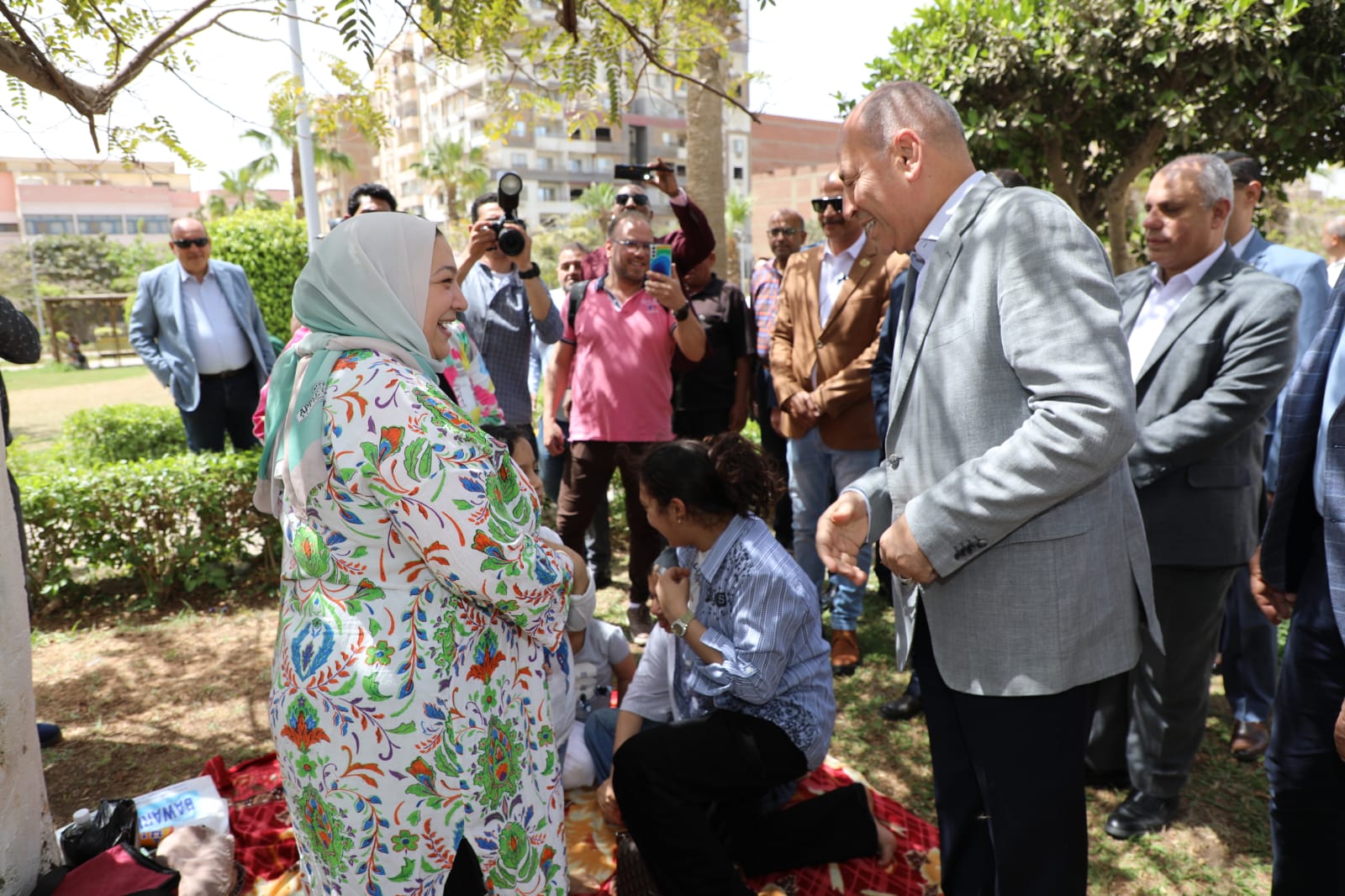 المحافظ يوزع الهدايا على الزوار المحافظ يوزع الهدايا على الزوار