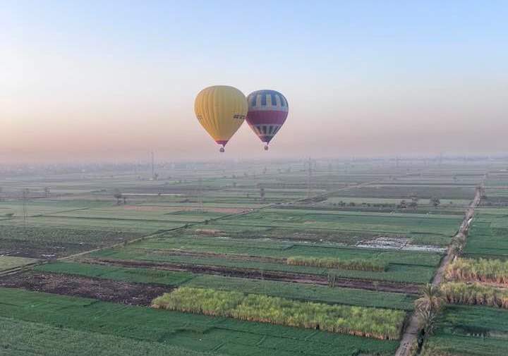 لحظات تحليق البالونات الطائرة فى سماء الأقصر تزامناً مع إحتفالات شم النسيم