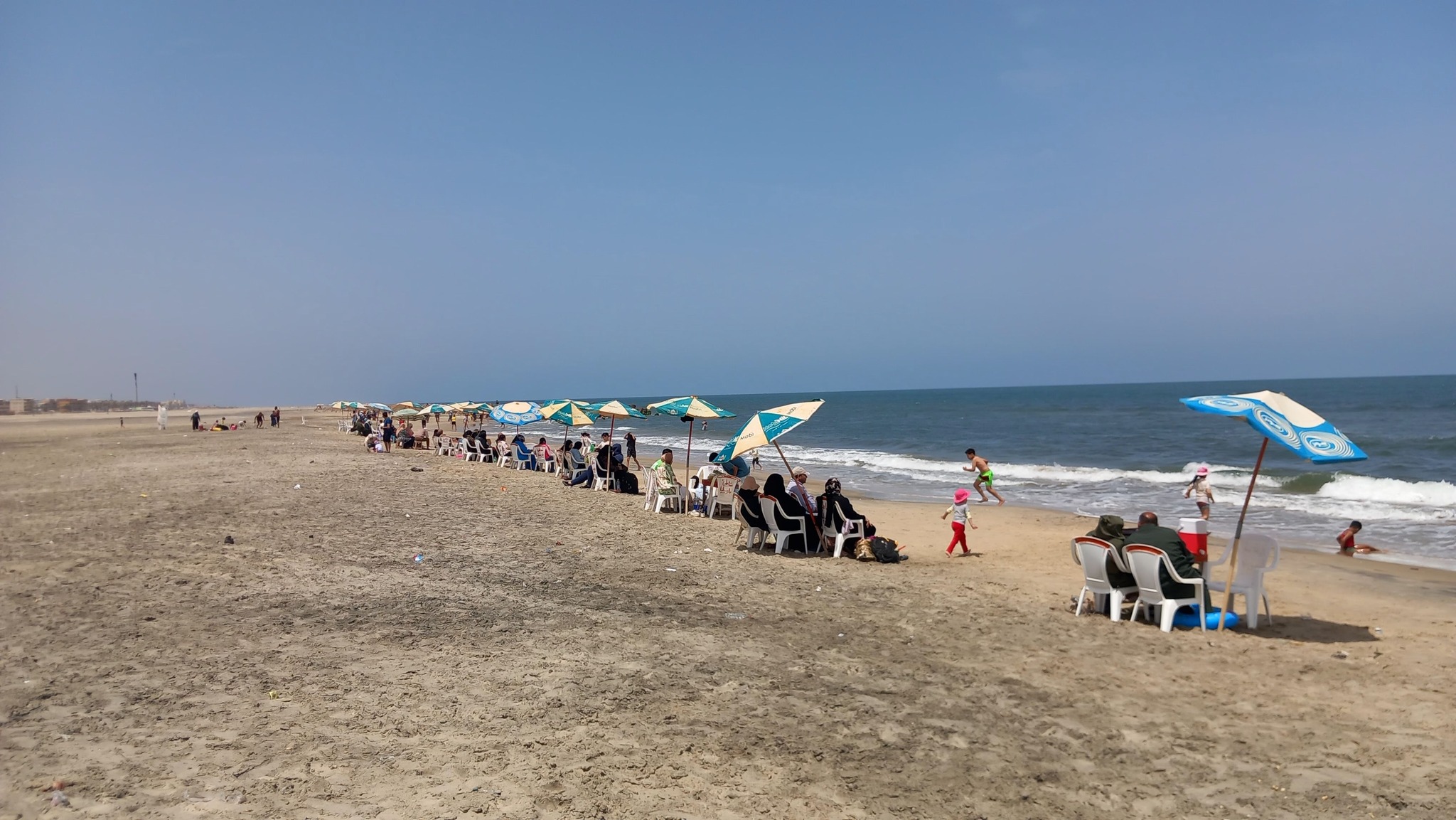 الاستمتاع بمياه البحر المتوسط بشواطئ بلطيم