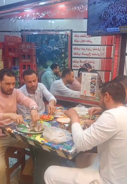 الإقبال على أكل فسيخ دسوق بالشوكة والمعلقة الإقبال على أكل فسيخ دسوق بالشوكة والمعلقة