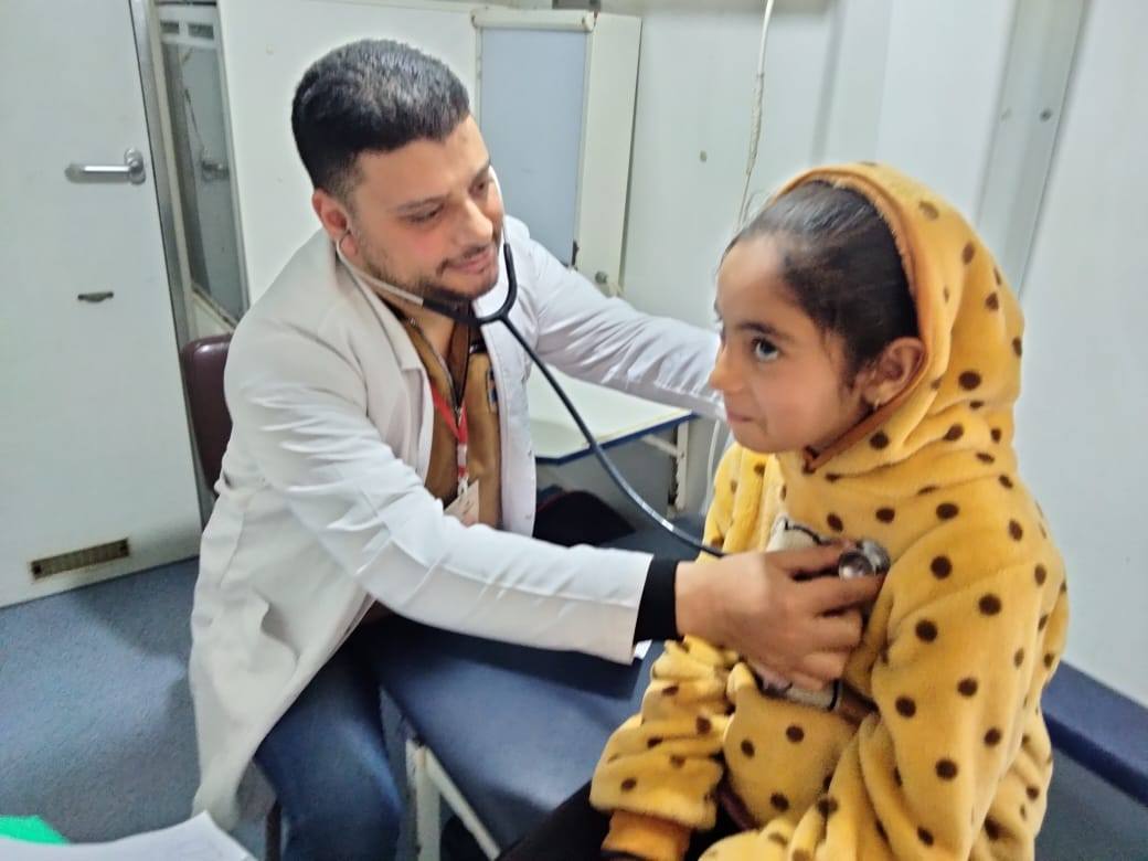 اجرائء الكشف الطبي على طفلة اجرائء الكشف الطبي على طفلة