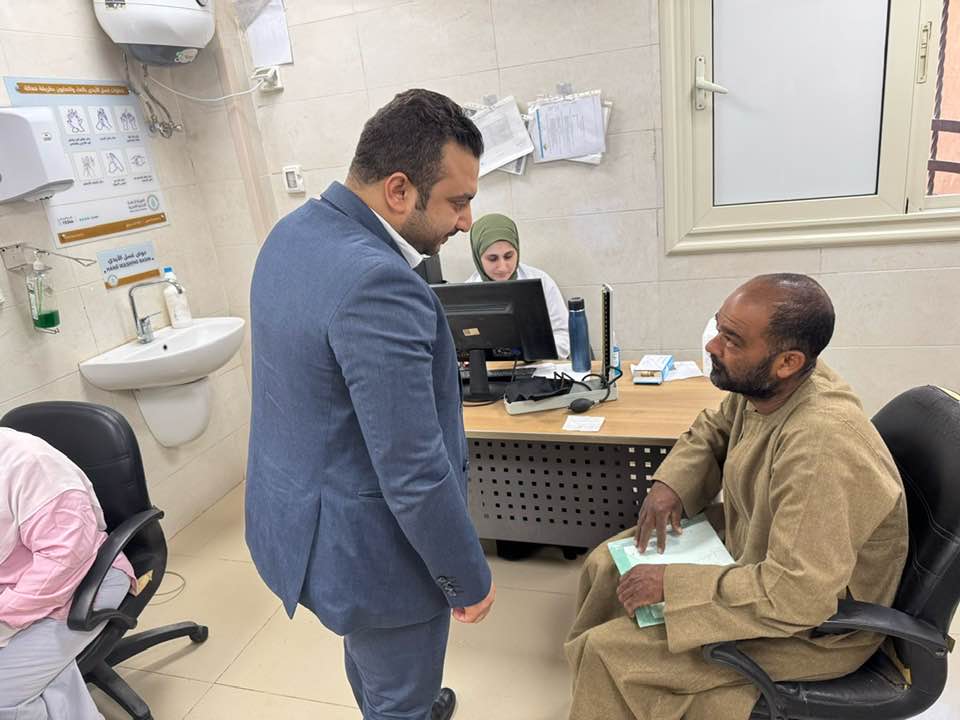 مدير الرعاية الصحية بالأقصر يتفقد انتظام العمل بالوحدات
