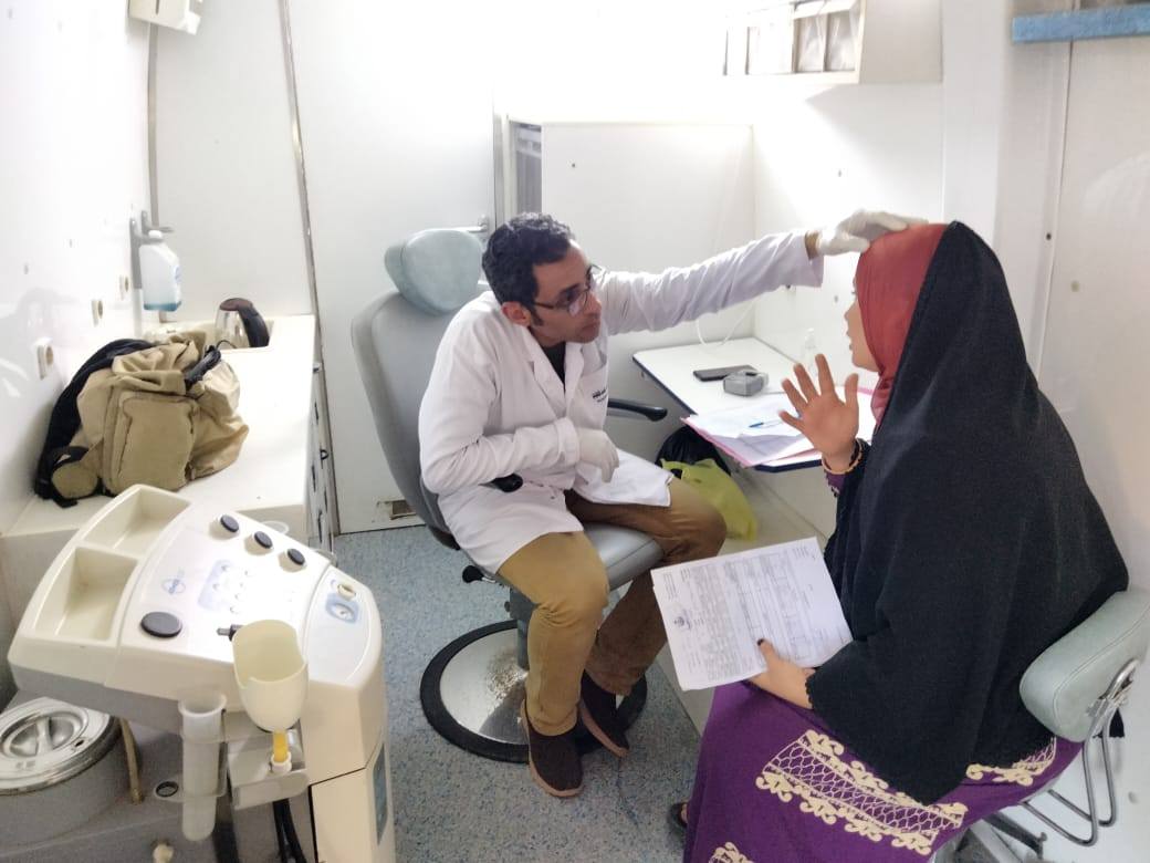 اجراء الكشف الطبي على سيدة بالقافلة المجلانية اجراء الكشف الطبي على سيدة بالقافلة المجلانية