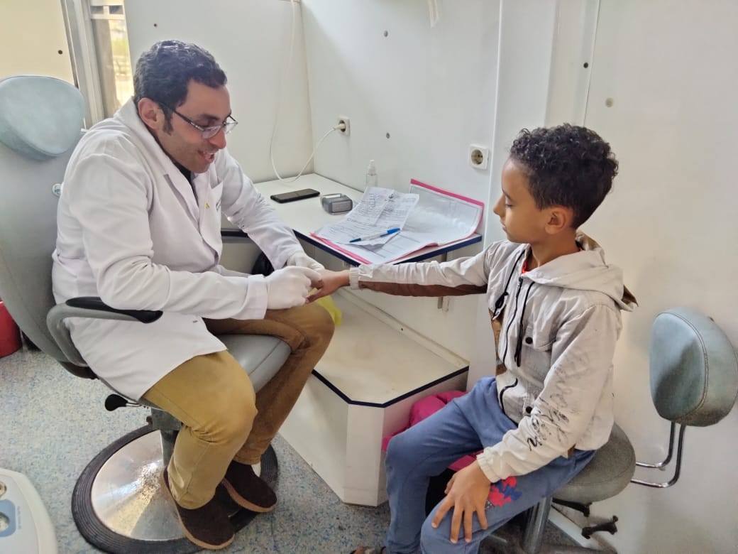 اجراء الكشف الطبي على طفل (1)