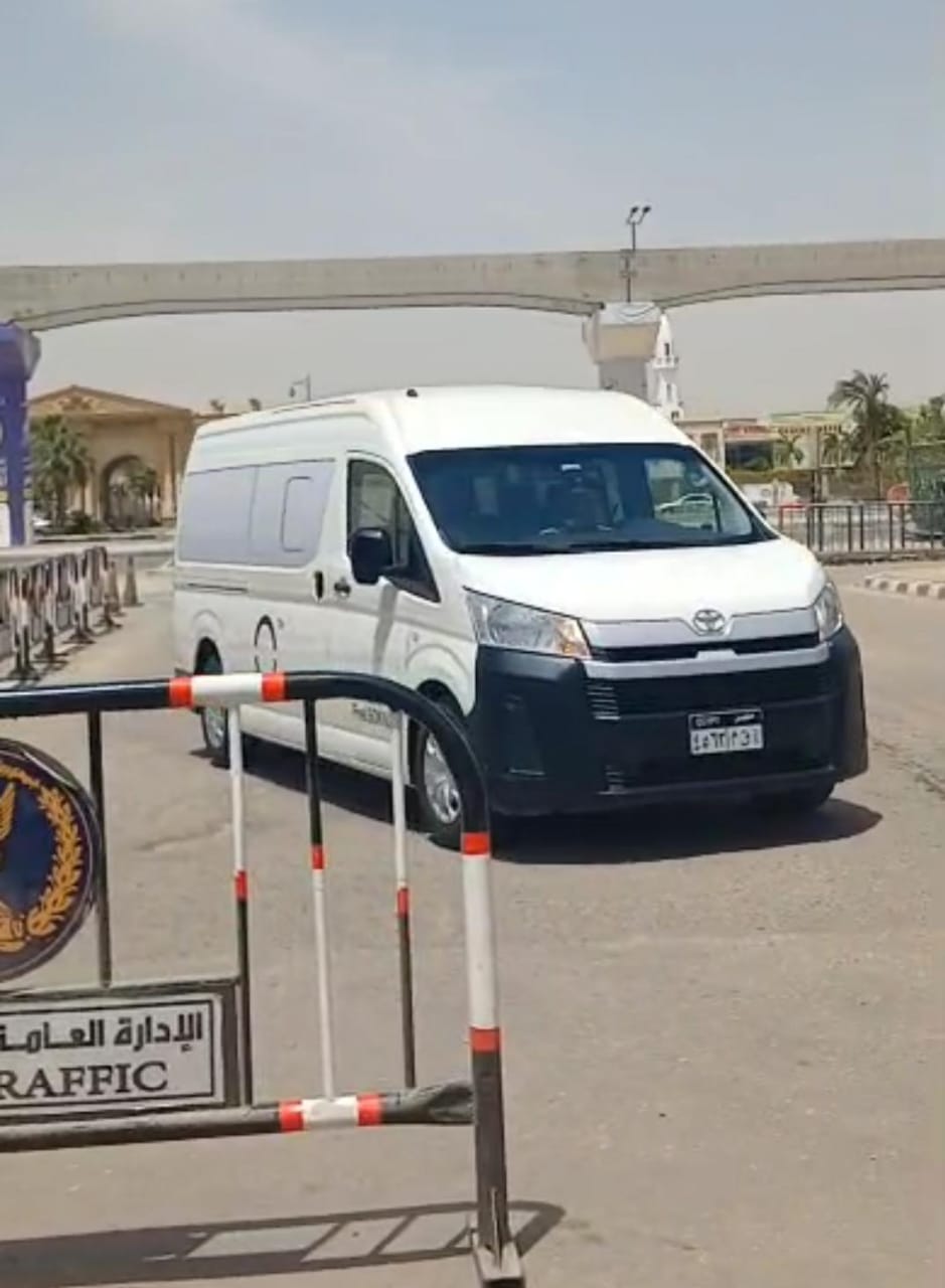 وصول جثمان زوج سناء منصور مسجد الشرطة وصول جثمان زوج سناء منصور مسجد الشرطة