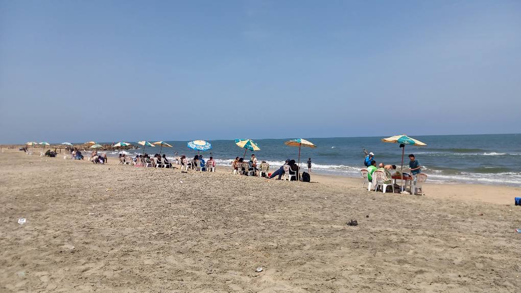 جانب من الاقبال عل شواطئ مصيف بلطيم