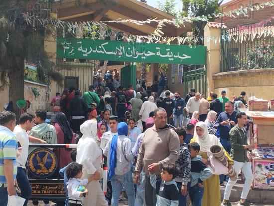 اعداد-كبيرة-أمام-بوابة-حديقة-حيوان-الإسكندرية اعداد-كبيرة-أمام-بوابة-حديقة-حيوان-الإسكندرية