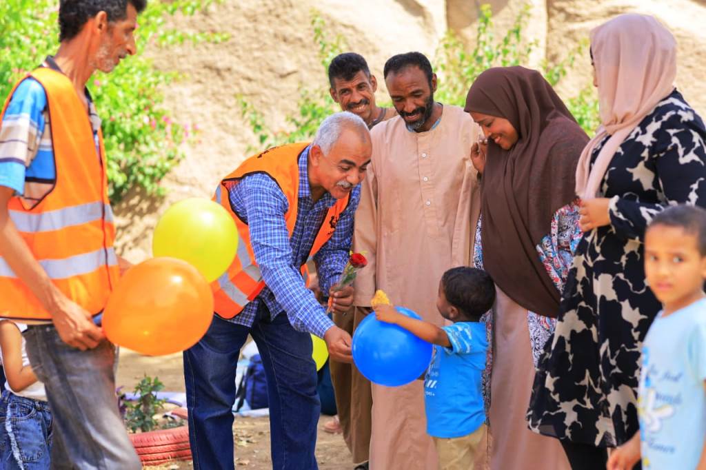 توزيع البالونات على الأطفال توزيع البالونات على الأطفال