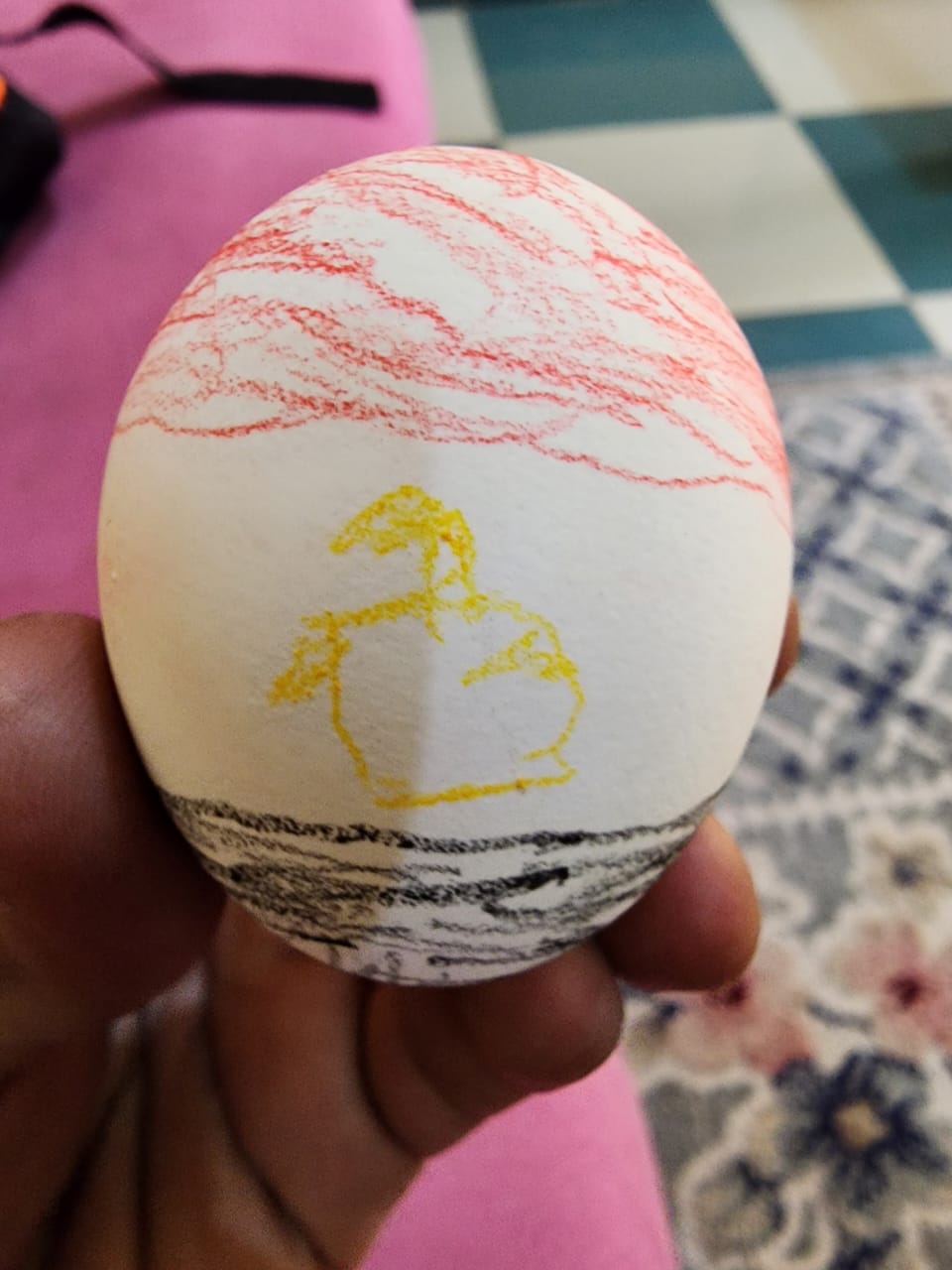 طفل يرسم علم مصر على البيض