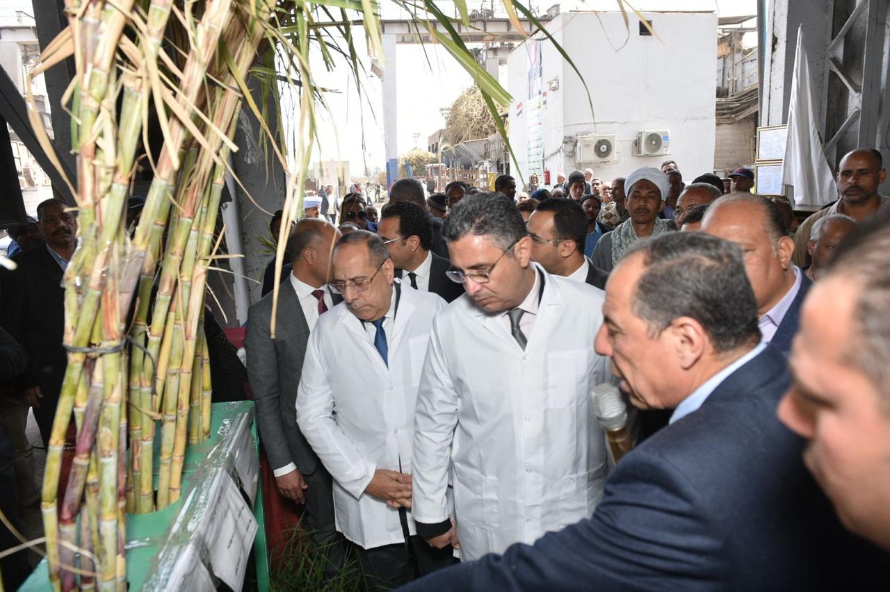 الدكتور شريف فاروق وزير التموين يطمئن على توريد القصب بالمصانع وانتاج السكر المحلى