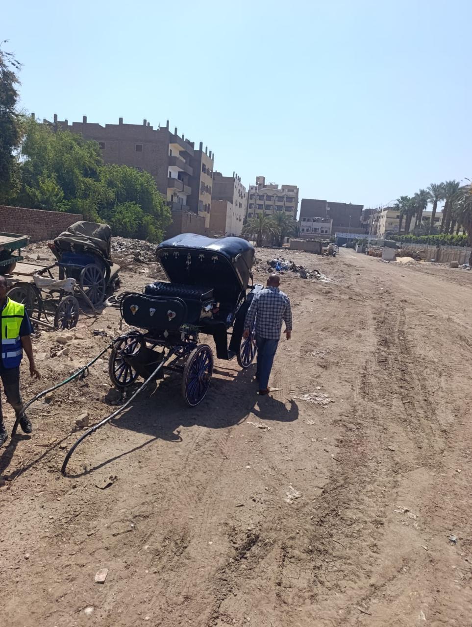 التحفظ على عدد عربتين حنطور لمخالفتهم شروط الترخيص بالأقصر