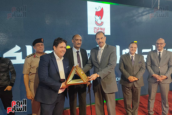 تسليم الدروع بحضور المحافظ