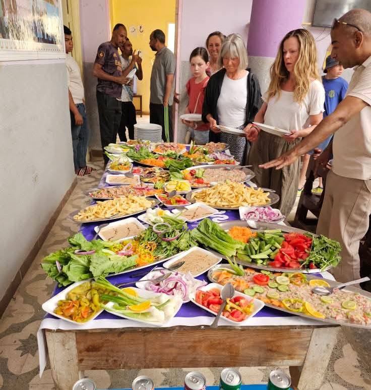 بوفية فسيخ ورنجة وبصل ولمون للضيوف الألمان شرق الأقصر بوفية فسيخ ورنجة وبصل ولمون للضيوف الألمان شرق الأقصر