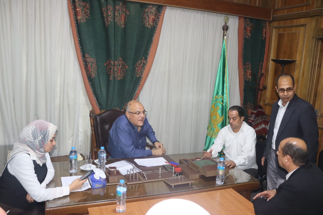 المحافظ يحل مشاكل المواطنين