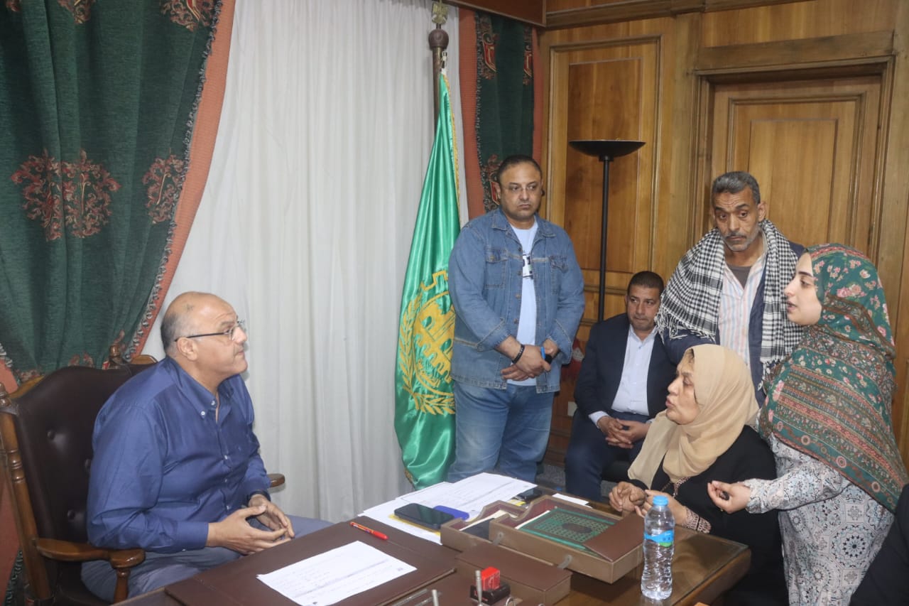 المحافظ يستمع بعناية لحل مشاكل المواطنين