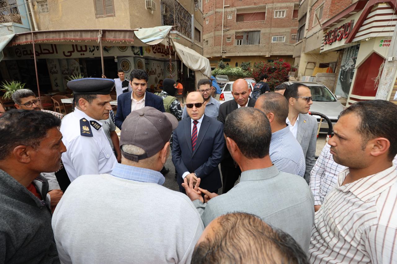 جانب من لقاء المحافظ بالأهالي