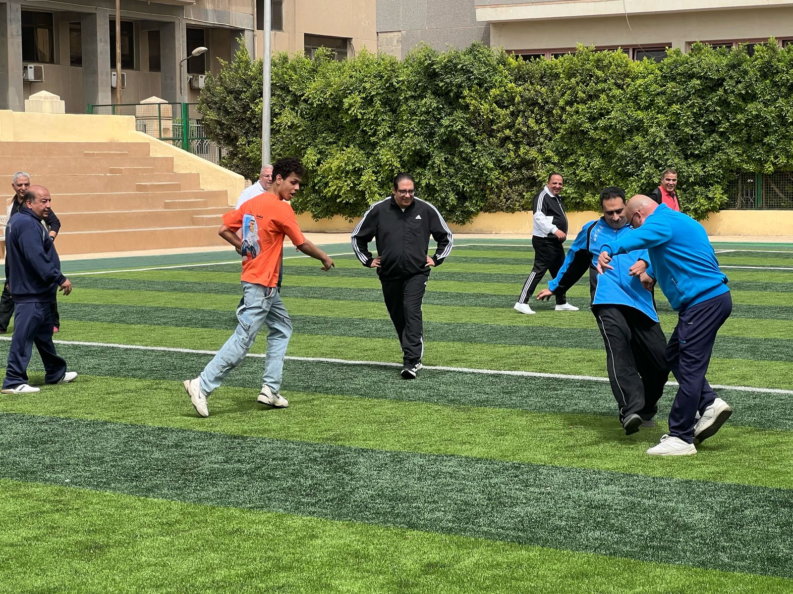 رئيس جامعة القاهرة وقيادات الجامعة يشاركون الطلاب مباراة كرة القدم بالمدينة الرياضية رئيس جامعة القاهرة وقيادات الجامعة يشاركون الطلاب مباراة كرة القدم بالمدينة الرياضية