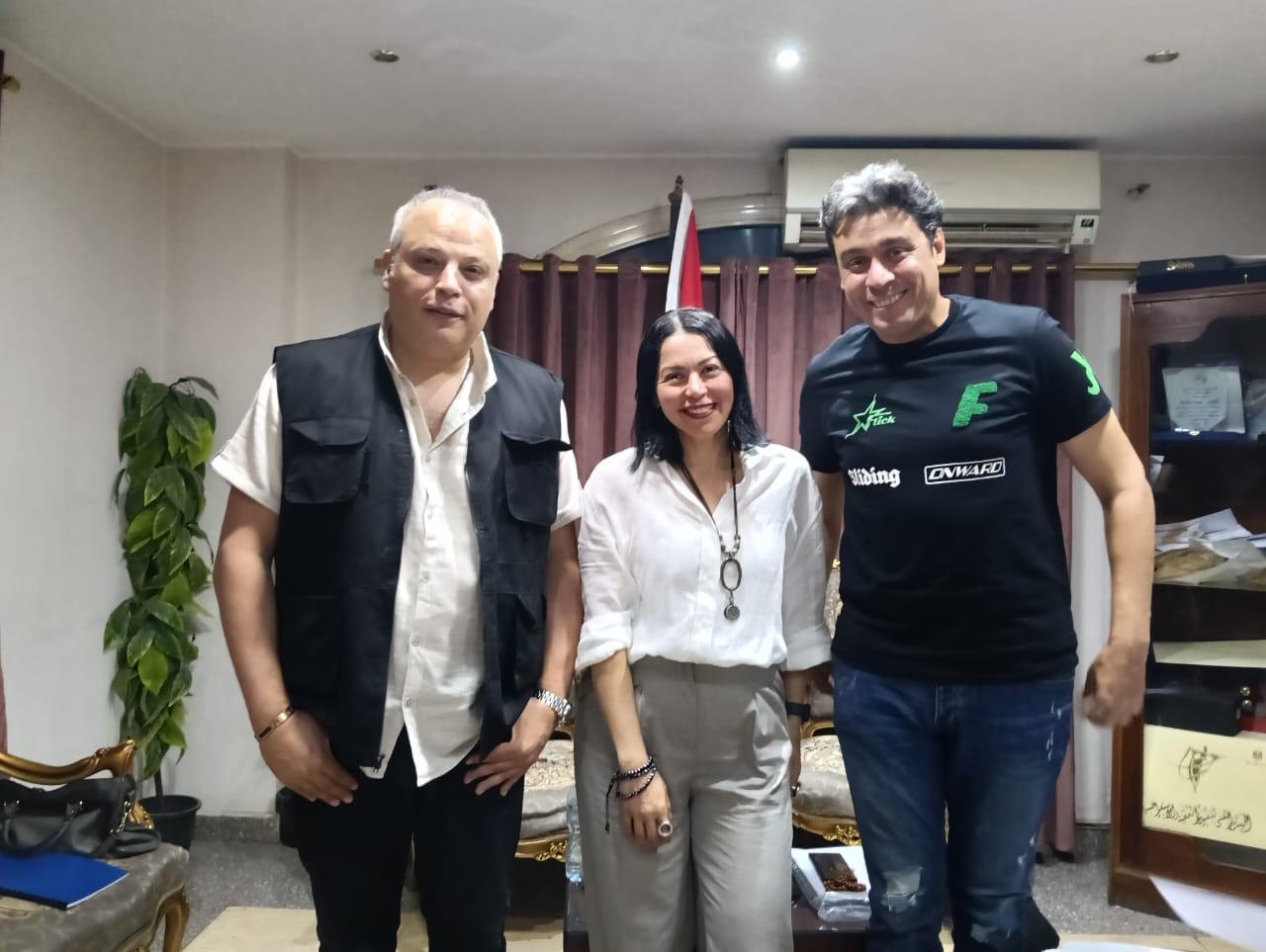 لقاء الخميسي تتوسط تامر عبد المنعم والمخرج محسن رزق