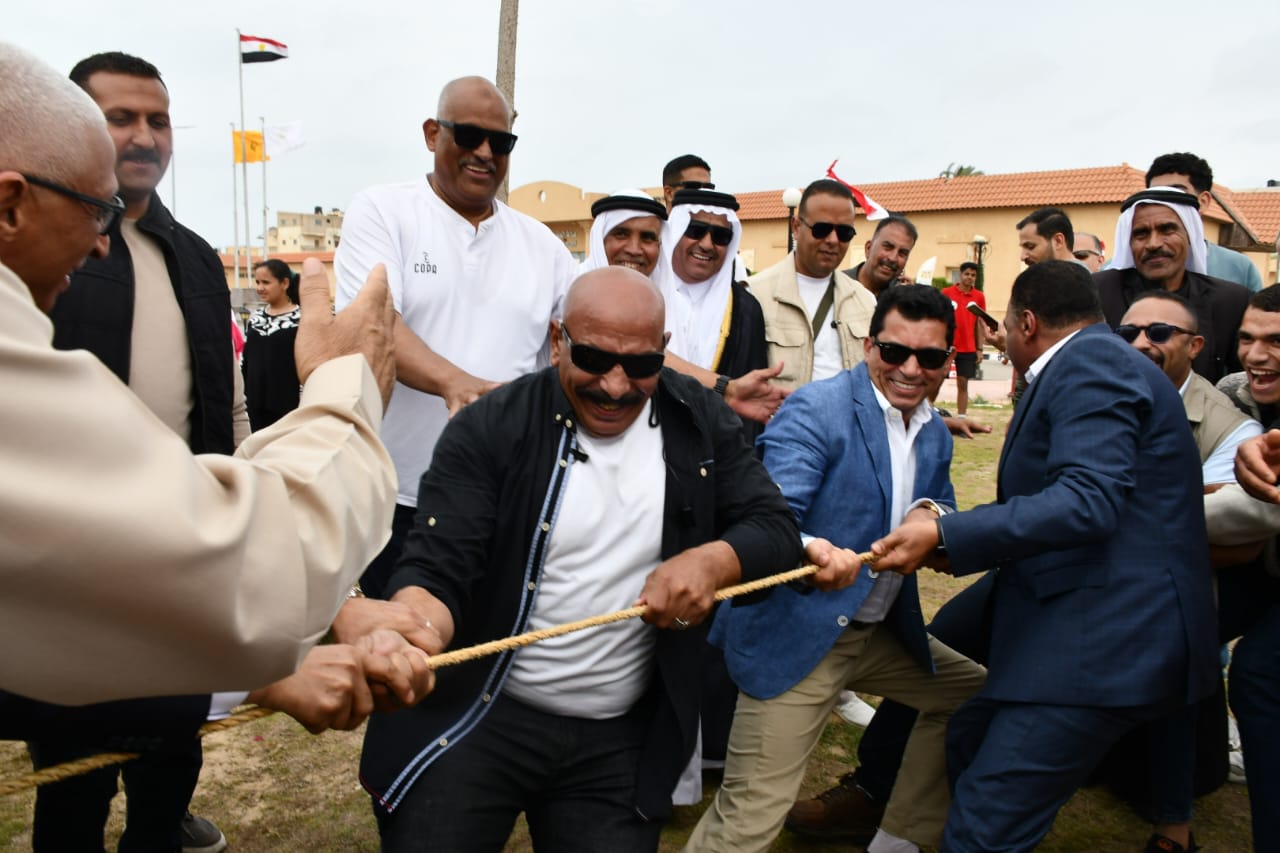 وزير الرياضة يشارك في منافسات الألعاب الترفيهية