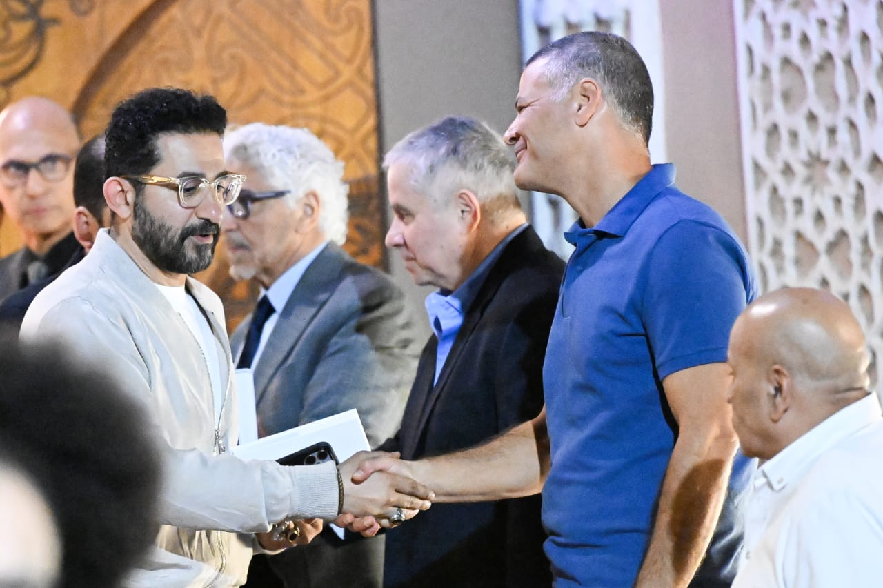 أحمد حلمي يقدم واجب العزاء أحمد حلمي يقدم واجب العزاء