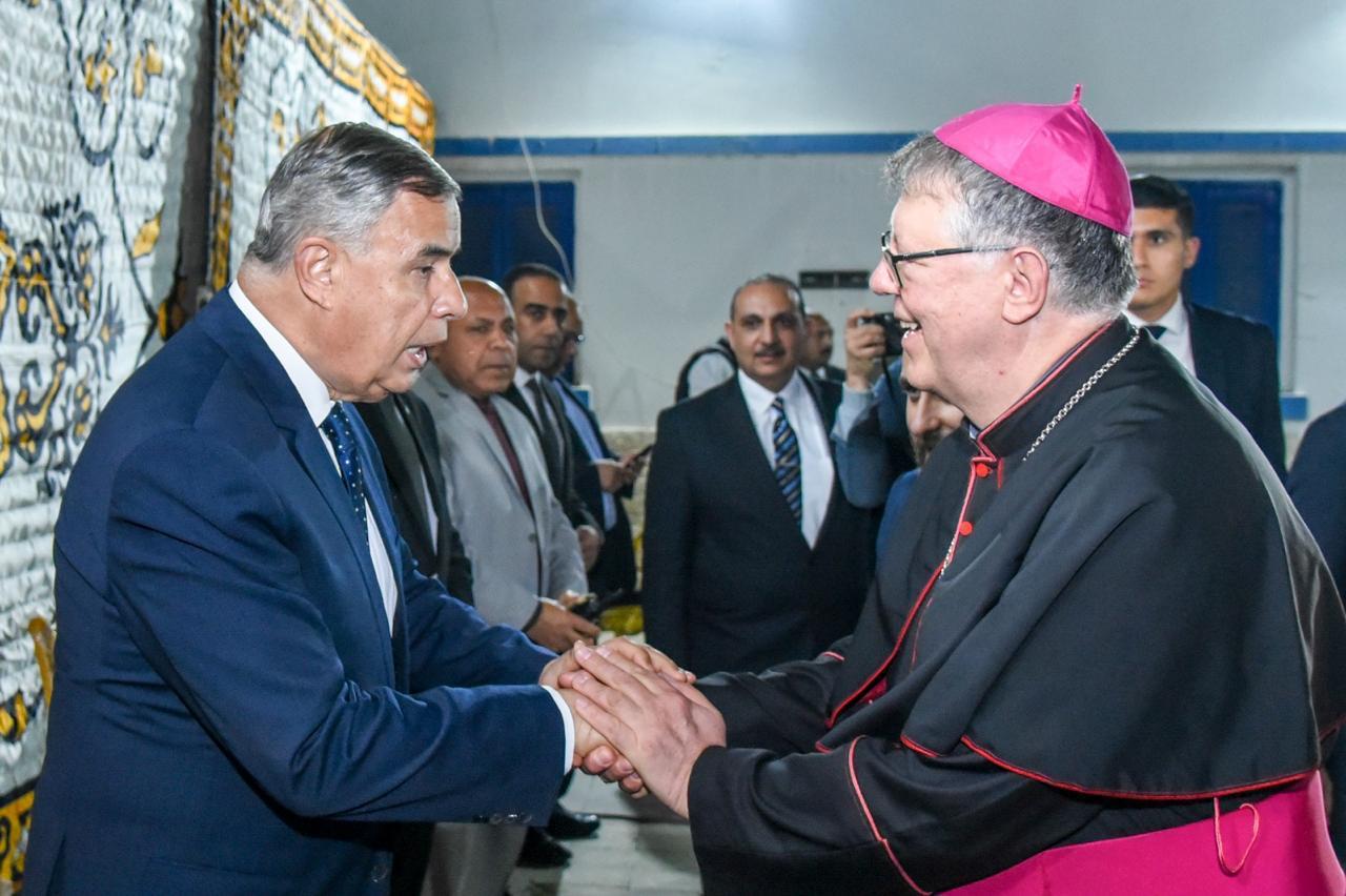 محافظ الإسكندرية يقدم واجب العزاء في وفاة البابا فرنسيس