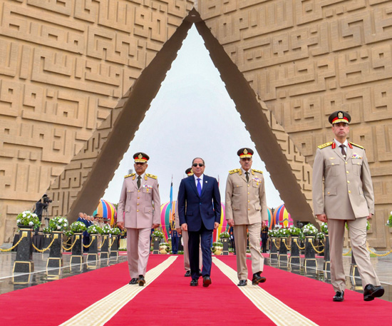شاهد.. الرئيس السيسى يضع إكليل الزهور على النصب التذكارى لشهداء القوات المسلحة (9)