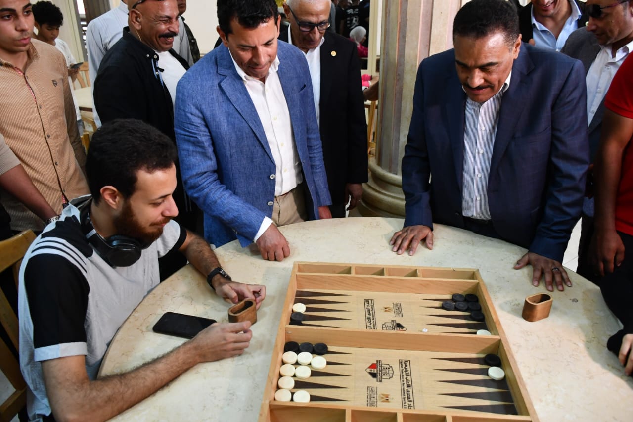 وزير الرياضة ومحافظ مطروح يتابعان منافسات الألعاب الترفيهية