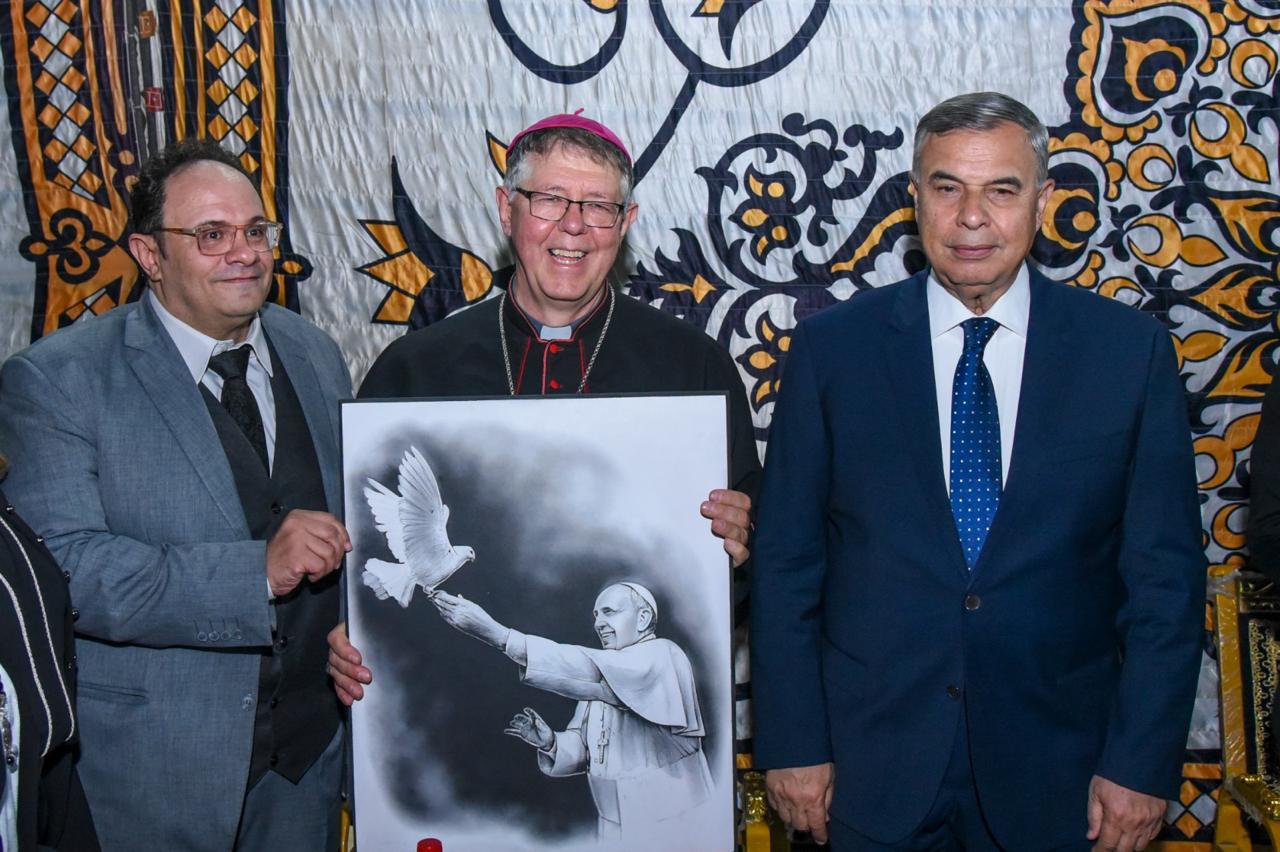 محافظ الإسكندرية يقدم واجب العزاء في وفاة البابا فرنسيس