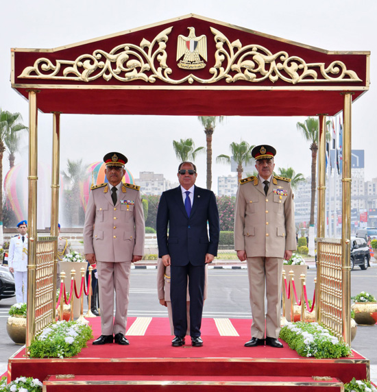 شاهد.. الرئيس السيسى يضع إكليل الزهور على النصب التذكارى لشهداء القوات المسلحة (7)