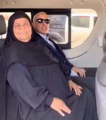 محافظ الأقصر خلال اصطحاب سيدة مسنة من أرمنت في عز الحر لمنزلها.