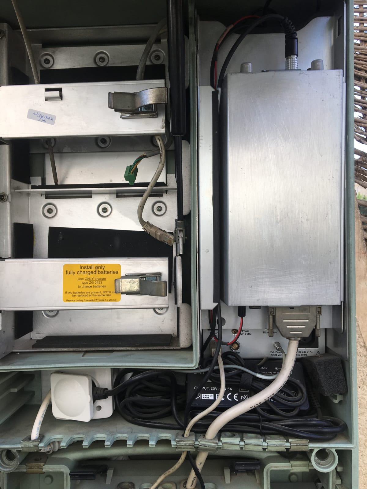 أجهزة دقيقة وأجهزة إرسال واستقبال لرصد الضوضاء 