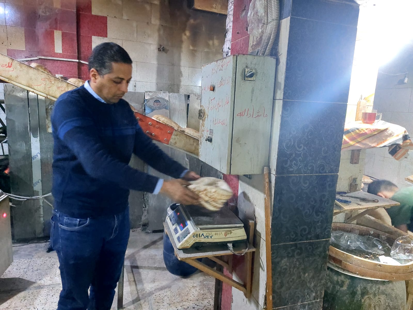 التأكد من وزن الارغفة خلال حملة تموينية
