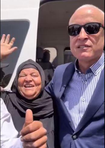 محافظ الأقصر خلال اصطحاب سيدة مسنة من أرمنت في عز الحر