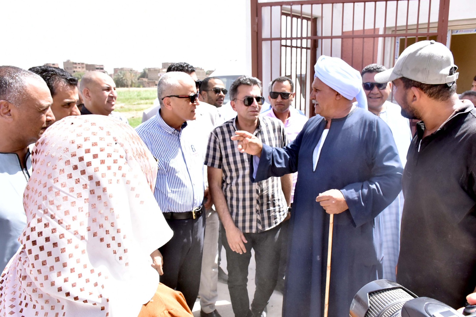 المحافظ يلتقى المواطنين خلال جولته على محطات إسنا