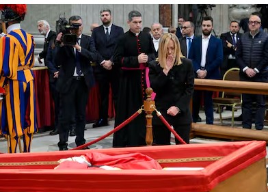 ميلونى تودع بابا الفاتيكان 