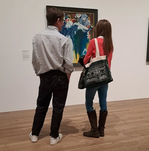 فتاة تحمل حقيبة