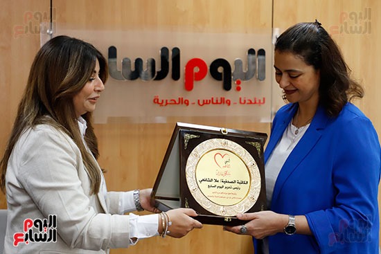 تكريم الكاتبة الصحفية علا الشافعي لدورها في دعم قضايا المرأة تكريم الكاتبة الصحفية علا الشافعي لدورها في دعم قضايا المرأة