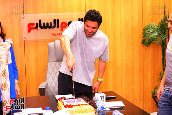 النجم حسن الرداديقوم بتقطيع تورتة نجاح مسلسل عقبال عندكوا النجم حسن الرداديقوم بتقطيع تورتة نجاح مسلسل عقبال عندكوا