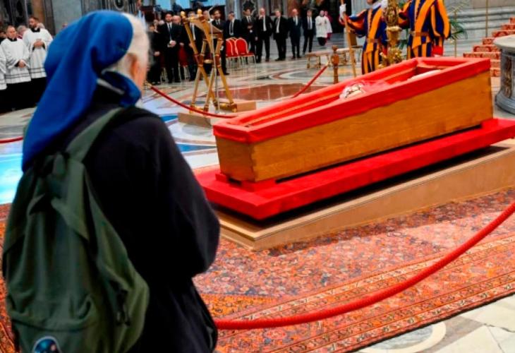 صديقة بابا الفاتيكان صديقة بابا الفاتيكان