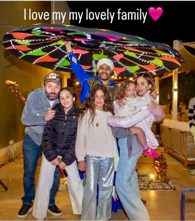 كريم محمود عبد العزيز فى احدث ظهور مع زوجته وبناته