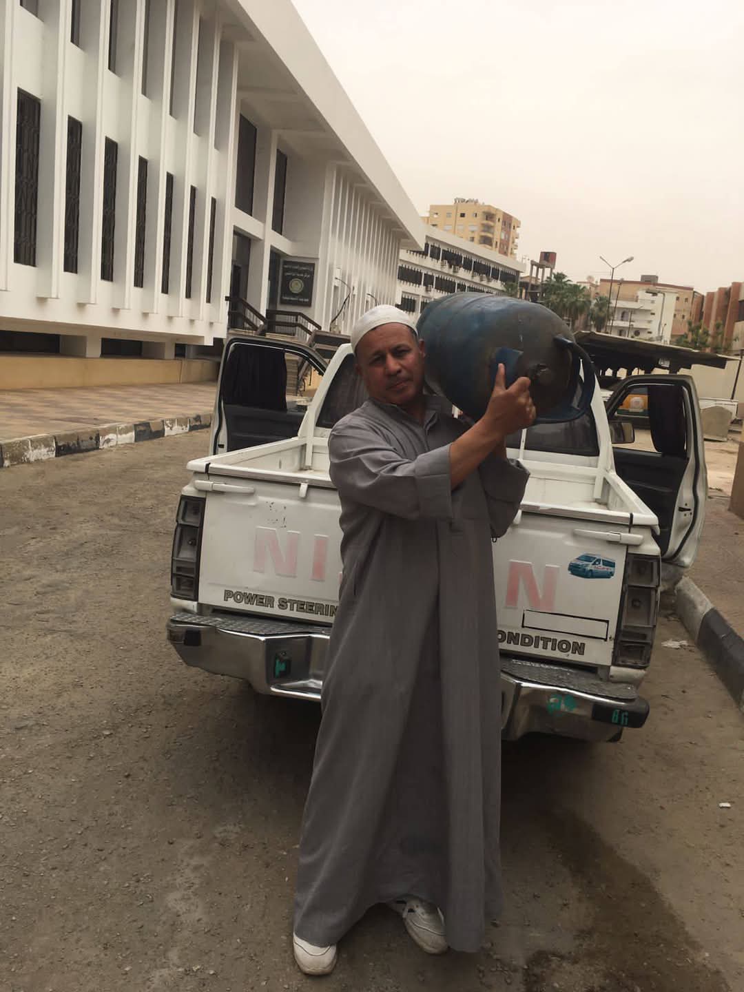 مدير الرقابة التموينية متنكرا فى جلباب بلدى لضبط المخالفين مدير الرقابة التموينية متنكرا فى جلباب بلدى لضبط المخالفين