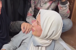 الأم تبكى استشهاد طفلها في خان يونس