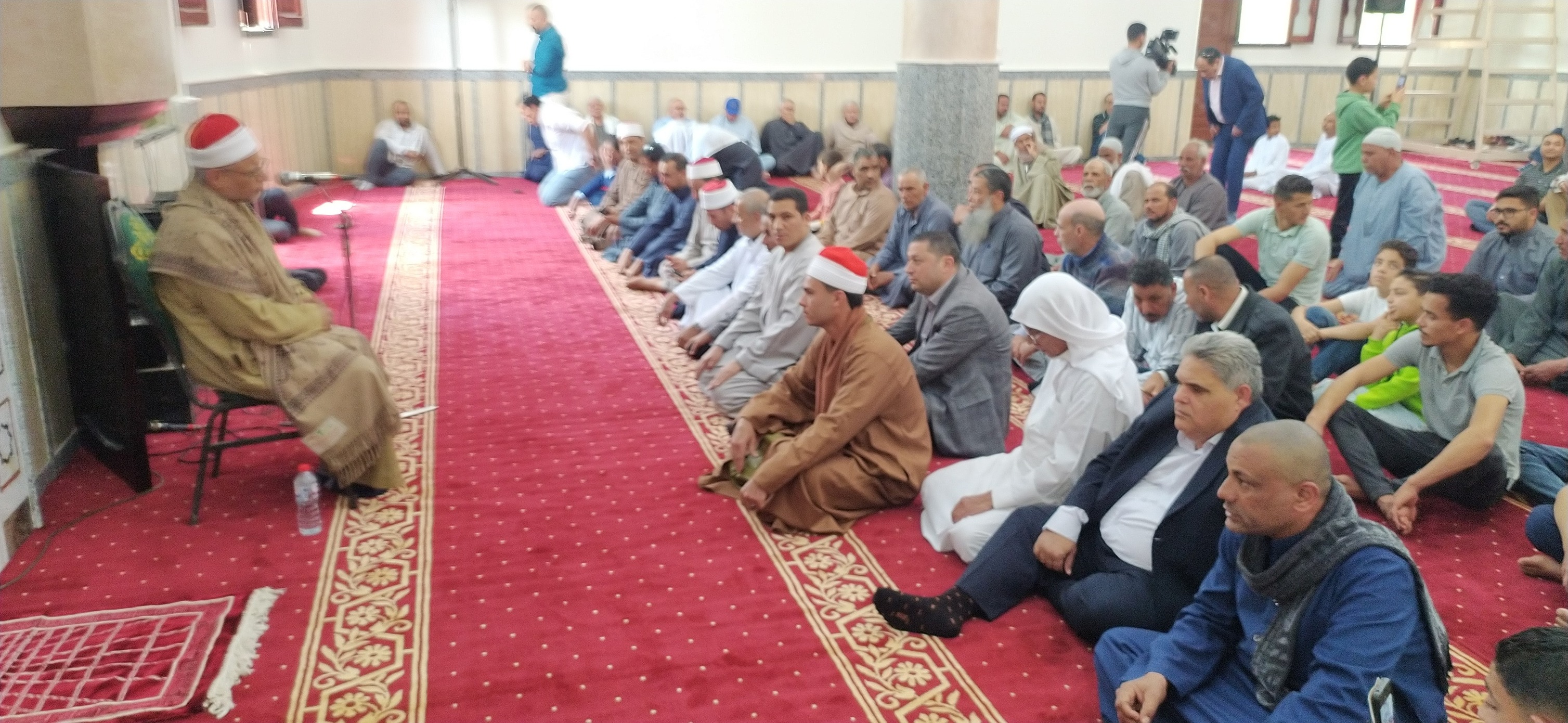 الحضور خلال افتتاح مسجد العاطل الحضور خلال افتتاح مسجد العاطل