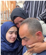 الأبناء يواسون والدهم في وفاة الطفل الأصغر كنان