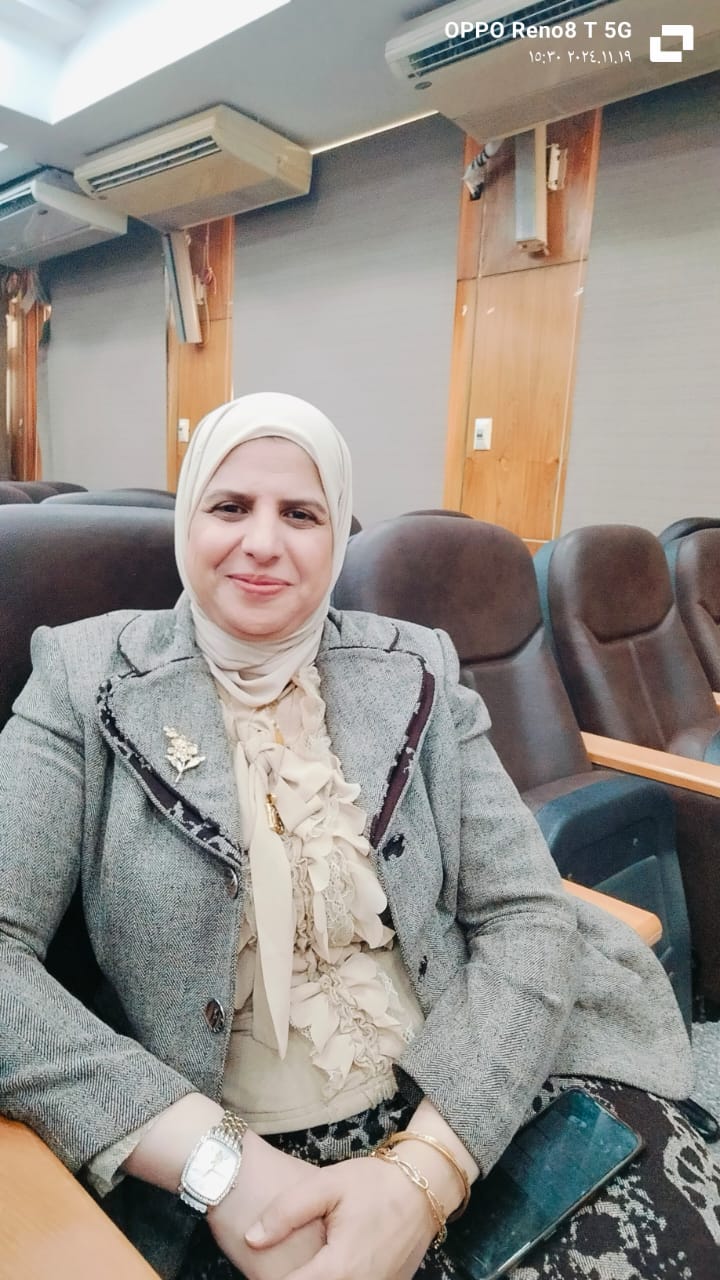 الدكتورة سحر مصطفى مدير مركز بحوث الرأي العام بكلية الإعلام